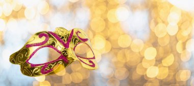 Bokeh arka planında Altın Karnaval maskesi