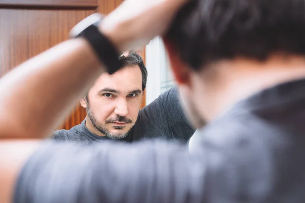 40S Man Kammar Håret Badrummet — Stockfoto