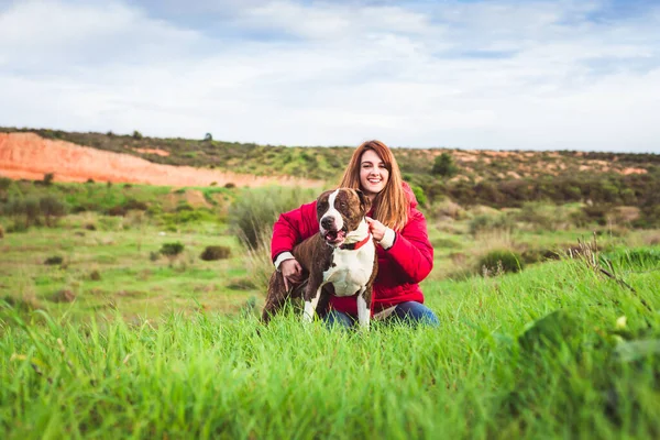 Mujer Joven Sentada Con American Staffordshire Terrier Imágenes de stock libres de derechos