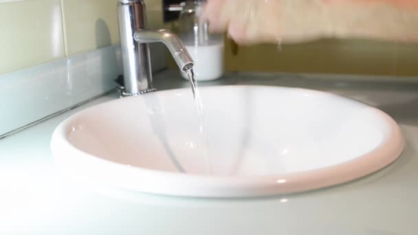 Frau Wäscht Sich Die Hände Unter Dem Wasserhahn Hygienekonzept — Stockvideo