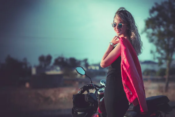 Porträtt Ung Kvinna Poserar Främre Klassisk Motorcykel — Stockfoto