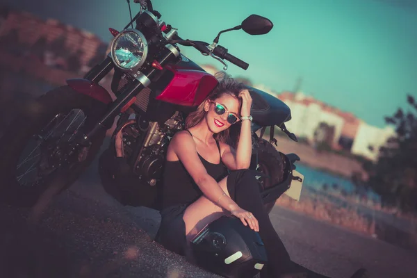 Jovem Mulher Bonita Sentada Chão Lado Moto Nake Racer — Fotografia de Stock