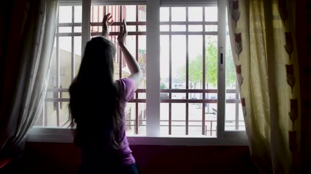女人在窗户里拍手要找考拉威斯 — 图库视频影像