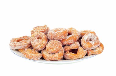 Beyaz arka planda izole edilmiş bir tabakta leziz halka çöreği.