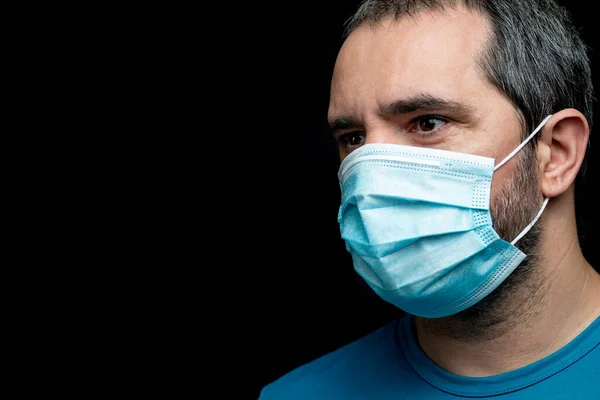 Hombre Con Una Máscara Médica Sobre Fondo Negro Con Espacio — Foto de Stock