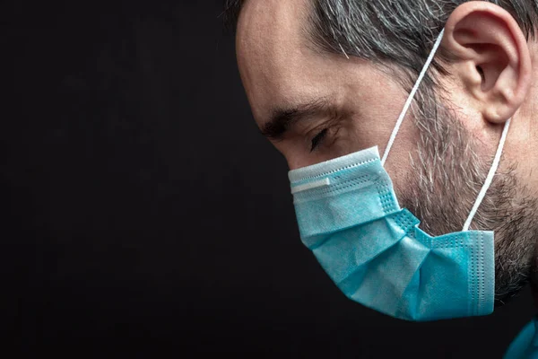 Retrato Lateral Hombre Con Una Máscara Médica Ojos Cerrados Sobre — Foto de Stock