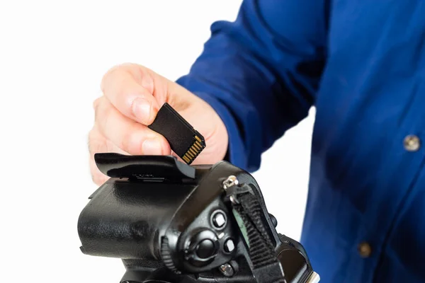 Muž Vkládá Paměťovou Kartu Reflexní Kamery Stock Fotografie