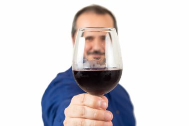 Kamerada bir kadeh şarapla kadeh kaldıran bir adam.