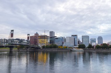 Renkli gün batımı ve bulutlar Portland şehrinin üzerinde yuvarlanıyor gün batımında gökyüzü..