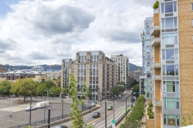 Pearl District 'te hayat. Portland Oregon şehir merkezindeki apartmanların bitişiğinde yoğun kavşak.