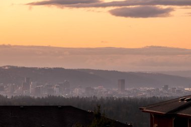 Portland, Oregon şehir merkezi gökyüzü çok uzak bir mesafeden çok güzel bir gün batımında görülüyor..