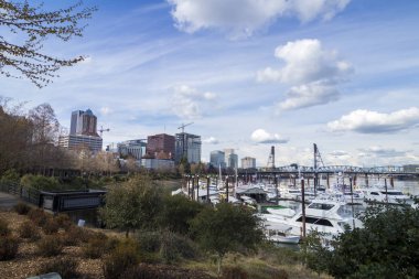 Marina boyunca Willamette Nehri ve Portland, Oregon silueti boyunca arka planda.
