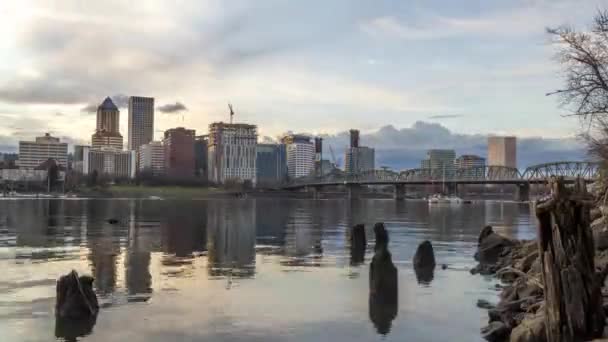 Geweldige tijdspanne in dowtown Portland Oregon vanaf de oever van Willamette River. Epische wolken vormen en bewegen zich over Portland Oregon in de avond. — Stockvideo