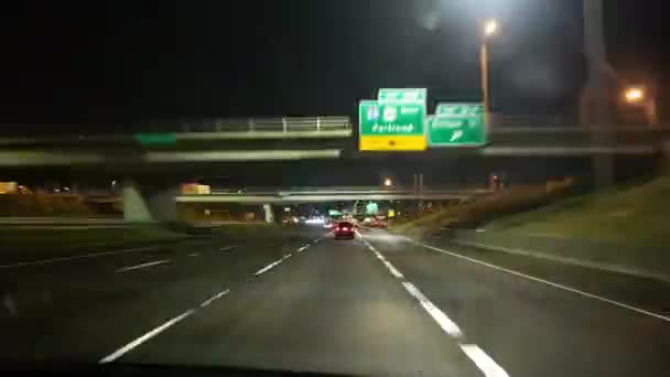 Pov időeltolódása egy autó vezetésének a városban éjszaka. Autóval a 205-ös autópályán, észak felé Portlandben, Oregonban. — Stock videók