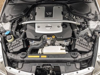 Portland, Oregon / USA - takriben 2019: V6 3.5L motor Nissan 350Z motor altında.