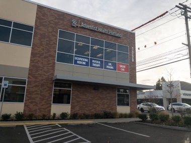Portland, Oregon / USA - 2019 dolaylarında: Portland Adventist Sağlık Hastanesi / Kliniği gündüz vakti dışarıdan görülüyor.
