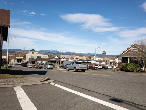 Troutdale, Oregon / USA - Circa 2019: Una calle en la ciudad de Troundale en Oregon en un día soleado.. —  Fotos de Stock