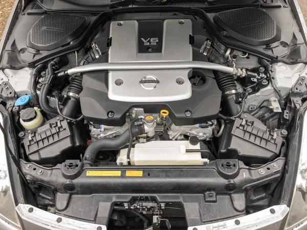 포틀랜드, 오레 곤 / 미국 - 2019 년경: 닛산 350Z 의 차체 아래 V6 3.5L 엔진. 스톡 사진