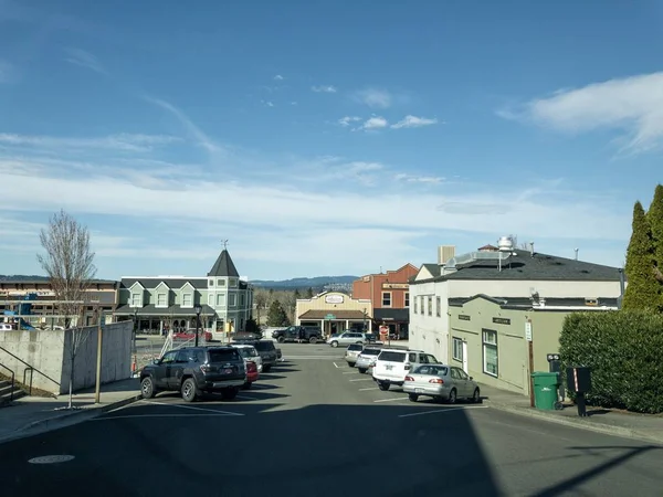 Troutdale, Oregon / USA - Circa 2019: A street in dowtown Troundale in Oregon in an sunshine day. 스톡 이미지