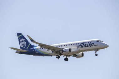 Portland, Oregon / ABD - takriben 2019: SkyWest Airlines Embraer ERJ-175 Portland Uluslararası Havaalanı 'na iniş yapan Alaska Havayolları için uçuşlar).
