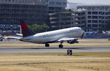 Portland, OR / USA - 2018 dolaylarında: Delta Connection Embraer 175 Portland Uluslararası Havalimanı 'ndaki piste iniş yaptı.