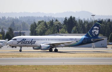Portland, OR / USA - 2018 dolaylarında: Alaska Airlines Airbus A320 Portland Uluslararası Havaalanı 'ndan kalkış pistinin sonuna kadar taksicilik yapmaktadır (PDX).