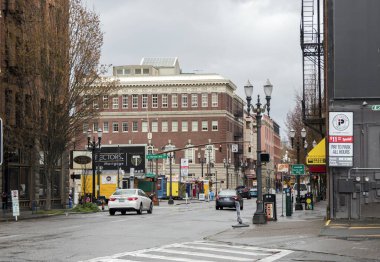 Portland, OR / USA - 29 Mart 2020: Coronavirus COVID-19 sonuçlarının yol açtığı ev siparişi sırasında Portland Oregon 'da çok az araba bulunan tipik bir cadde.