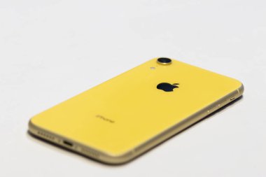 PORTLAND, OR / USA - 31 Mart 2020: Beyaz Arkaplanda Sarı Elma iPhone XR izole edilmiş Düz Düzen. Akıllı cep telefonunun arka görüntüsü. Boşluğu kopyala.