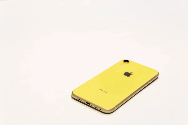 Portland Usa Marzo 2020 Apple Iphone Amarillo Sobre Fondo Blanco — Foto de Stock
