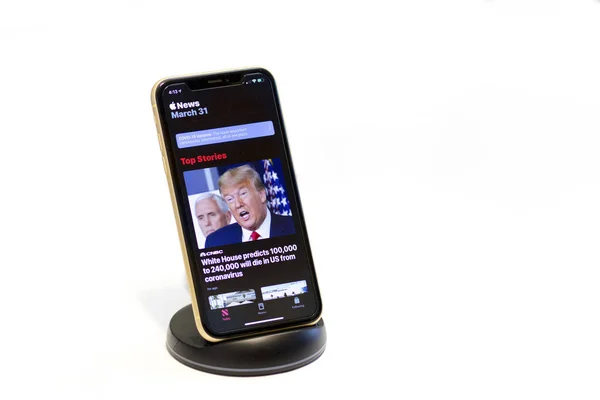 2020 백악관 코로나 바이러스로 미국에서 만에서 것이라고 예측하는 뉴스를 스마트폰으로 스톡 사진