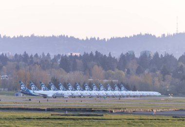 PORTLAND, OR / USA - 7 Nisan 2020: Koronavirüs salgını ve yolcu trafiğindeki önemli düşüş nedeniyle Alaska Havaalanı 'na iniş yapan uçaklar.
