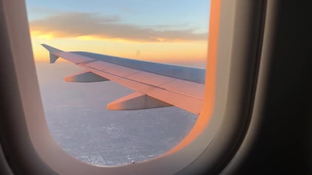 Blick Aus Dem Flugzeugfenster Auf Einen Herrlichen Und Farbenfrohen Sonnenuntergang — Stockvideo