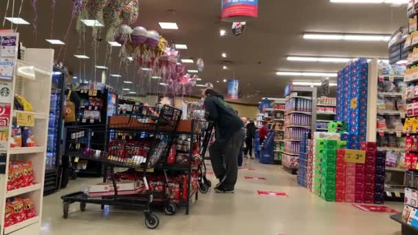 Portland Usa Nisan 2020 Maskeli Insanlar Sosyal Mesafelerini Koruyorlar Safeway — Stok video