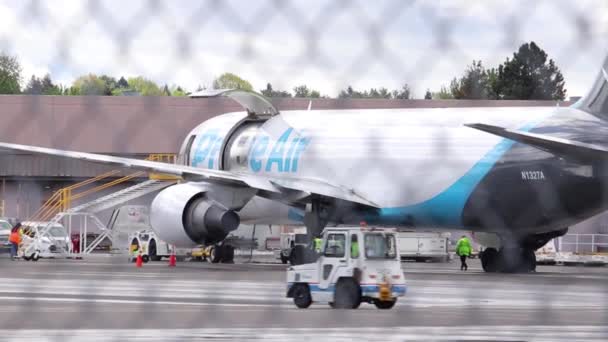 Portland Oregon Usa 2020年4月25日 Amazon Prime Boeing 767 300の空港エプロンには貨物パレットが搭載され 次の便で商品を配送します — ストック動画