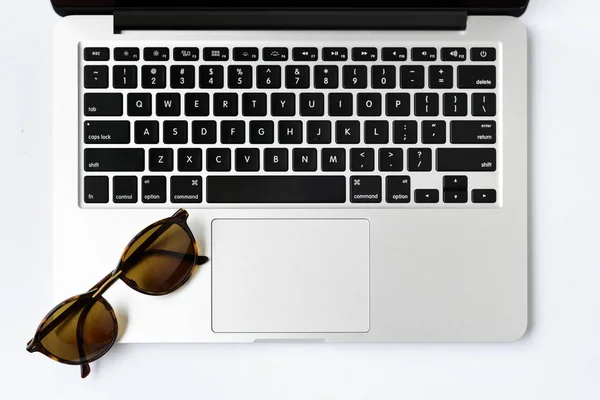 Napszemüveg és számítógép billentyűzet fehér háttér - hozott — Stock Fotó