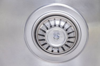 Su giderinin yakın plan fotoğrafı. Lavabo gideri.