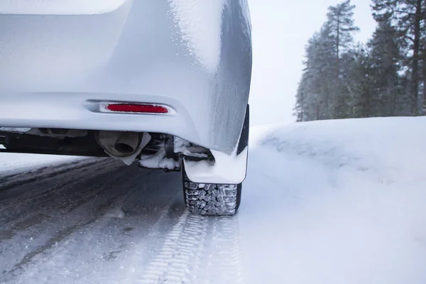 Pneumatiky na zimní silnici pokryté sněhem. Auto na sněhové přehradě — Stock fotografie