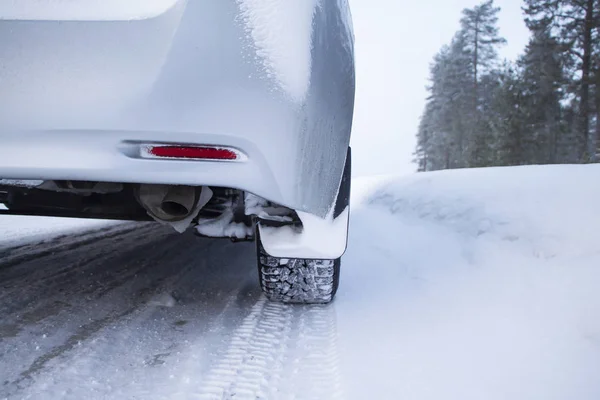 Pneus de voiture sur route d'hiver recouverts de neige. Voiture sur une couverture de neige Photo De Stock