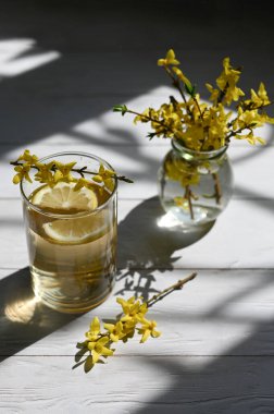 Masada sarı çiçekli taze limonata.