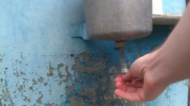 Eski çelik el yıkama leğeni kullanılıyor