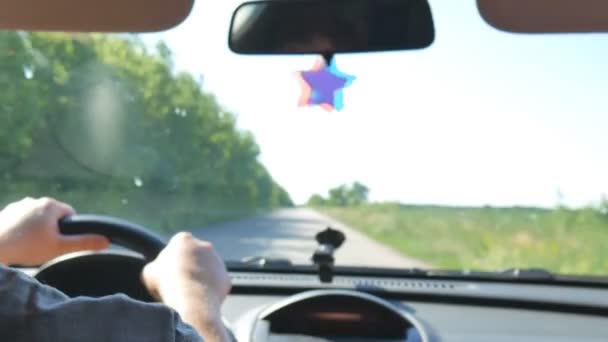 Vista desde el compartimiento de pasajeros de un coche que viaja por la carretera — Vídeos de Stock