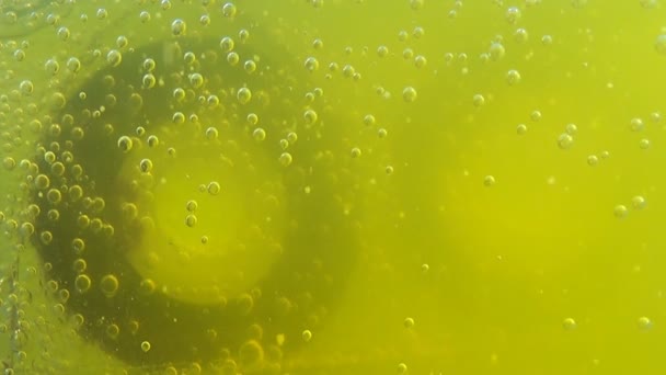 Cassette audio flotte dans l'eau jaune avec des bulles, de l'acide et du poison 
