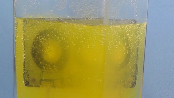 带气泡、酸和毒药的黄色水中的盒式磁带 — 图库视频影像