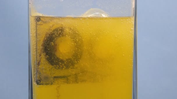 Ljud kassett flyter i gult vatten med bubblor, syra och gift — Stockvideo
