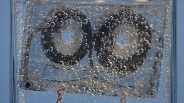 La cassette audio flotte dans l'eau avec des bulles — Video