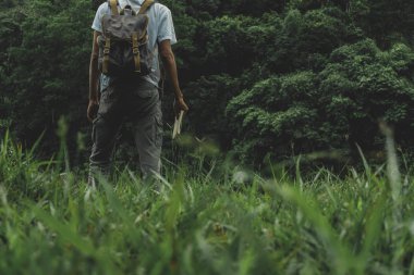 Sırt çantası ve defteri olan genç bir gezgin.