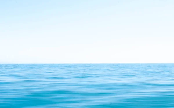 Gładka Powierzchnia Oceanu Błękitne Niebo Zastosowanie Technik Panning Niskie Czasy — Zdjęcie stockowe