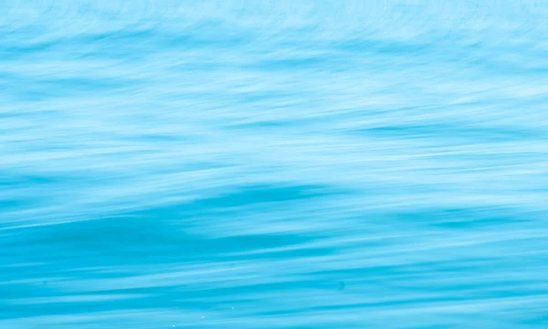 海の滑らかな表面波使用技術パンニングと低シャッター速度 — ストック写真