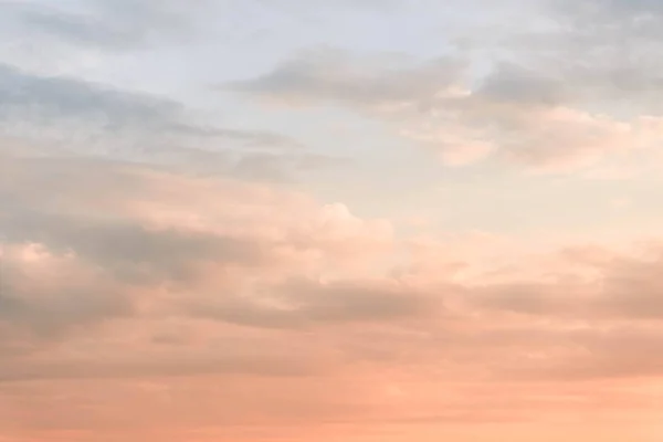 Hava tahmini ve meteoroloji konsepti için gün doğumu arka planında Stratus bulutunun güzelliği
