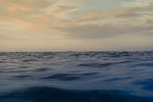 Niebo Morze Fala Niski Kąt Widzenia Rano Tło Wody Oceanicznej — Zdjęcie stockowe